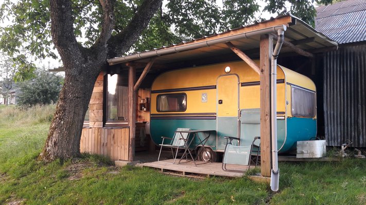 2023-la-roulotte-à-la-campagne